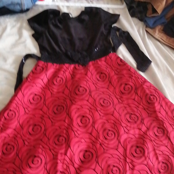 A Cute Rose Girls Dress - Picture 2 of 3